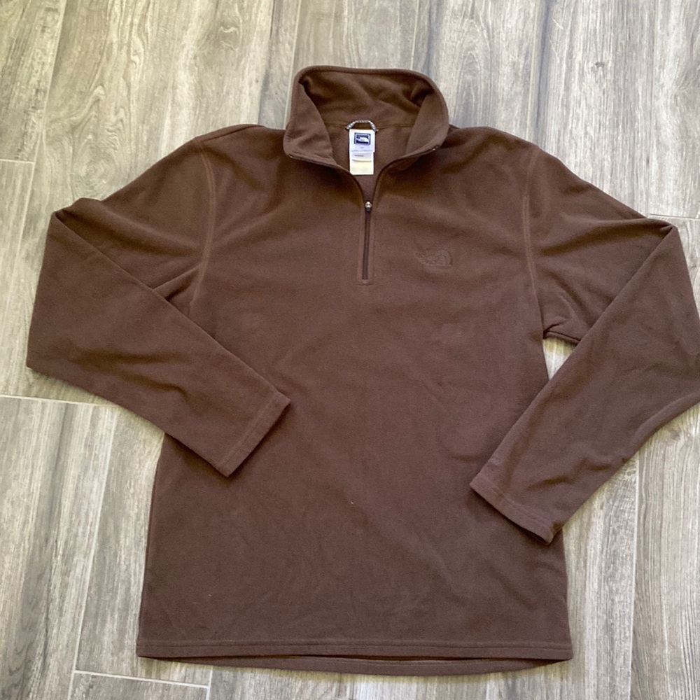 Men’s North face fleece in a rich brown color. Quarter zip